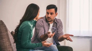 7 Early Warning Signs Your Partner Has Commitment Issues