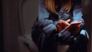 Scrolling on the toilet? Top US doc explains the hidden danger behind it