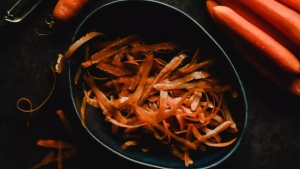 Unlock Hidden Potential: 6 Genius Uses for Carrot Peels You Never Knew
Hoặc
Stop Throwing Away Carrot Peels! Discover 6 Surprising Uses for Health, Home, and Garden