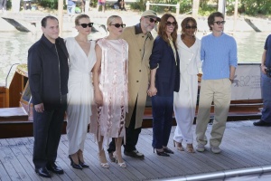 Amanda Seyfried Recreates Julia Roberts' Venice Film Festival Look, Championing Sustainable Style
