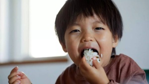Rice and Sleepiness: Unpacking the Science Behind the Post-Meal Drowsiness
Hoặc:
The Rice-Induced Slump: Why You Feel Sleepy After Eating Rice, According to Science