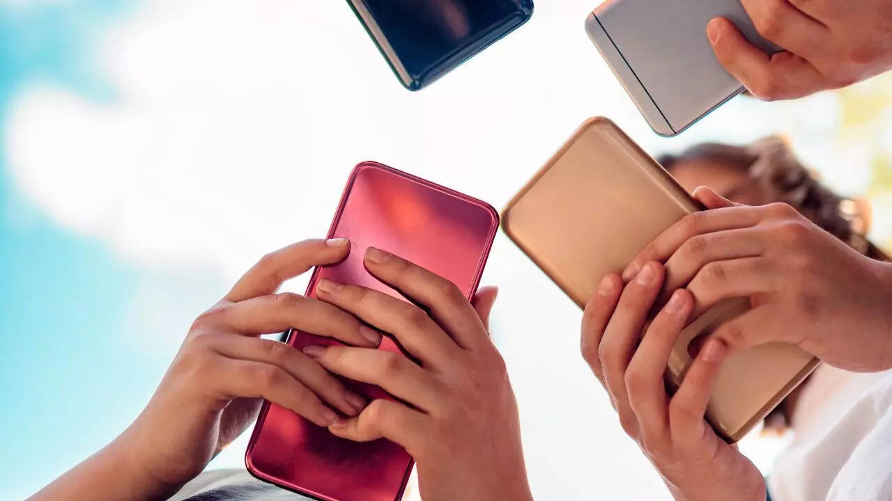 How excessive phone use caused dropped head syndrome